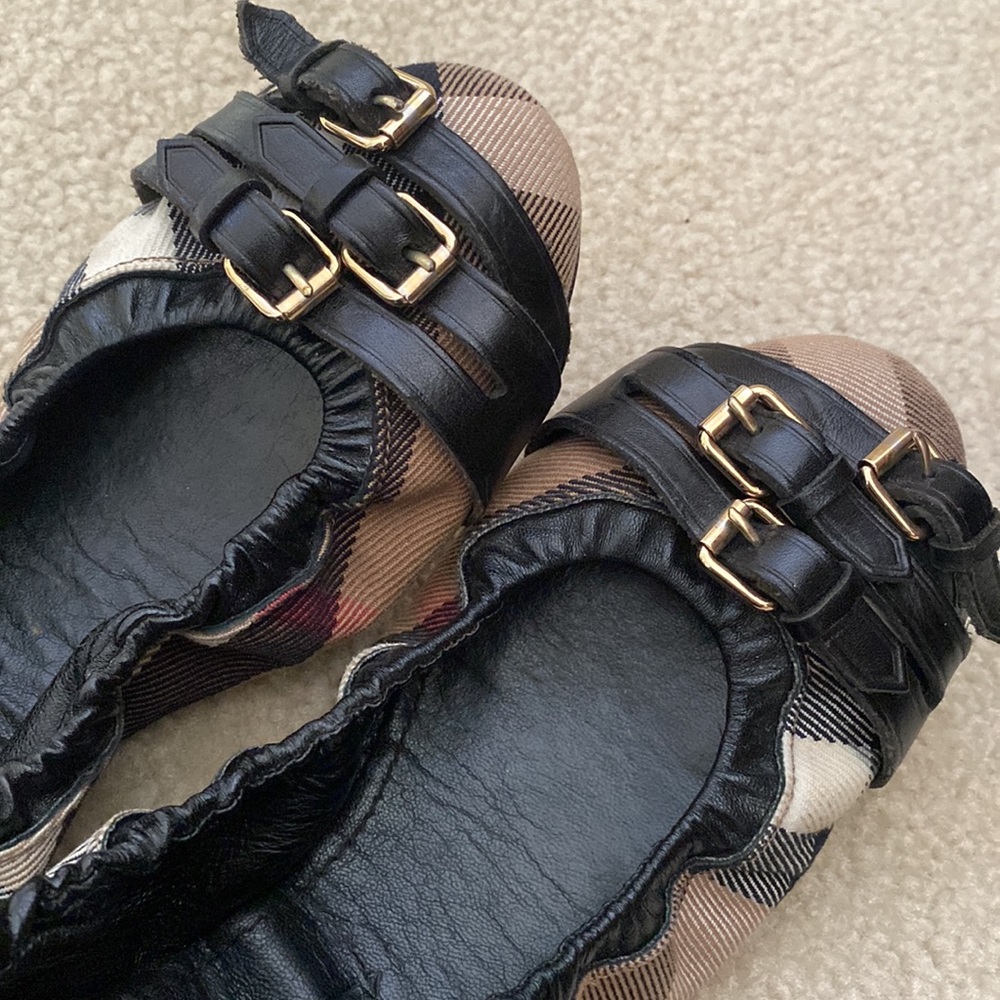 Burberry Flats size 7.5 💕 with buckle